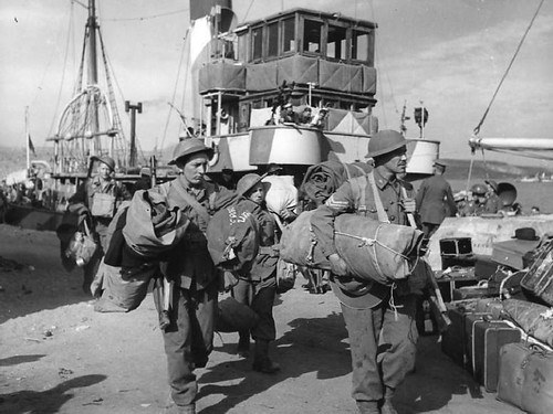 WW2 troops | Members of ABC broadcast section disembarking o… | Flickr